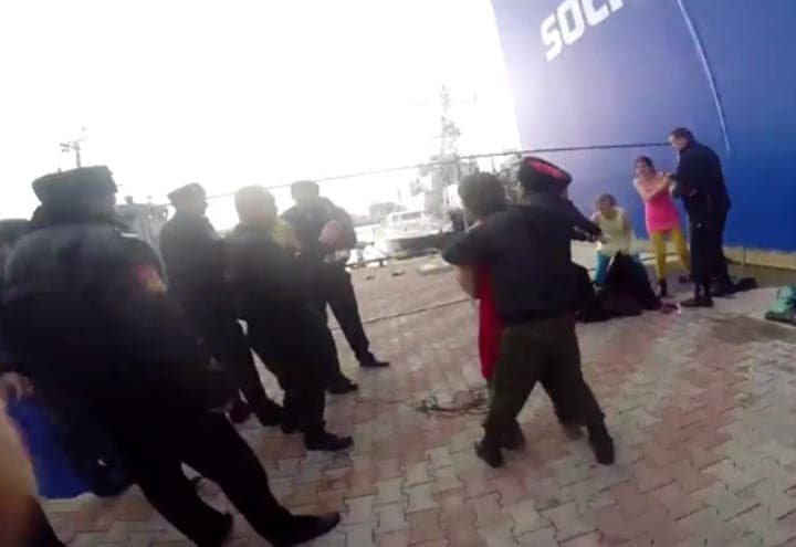 En el clip, el grupo de punk crítico del presidente Vladimir Putin, se ven imágenes de un soldado que les golpea con un látigo y a otro que las rocía con spray. (YouTube)