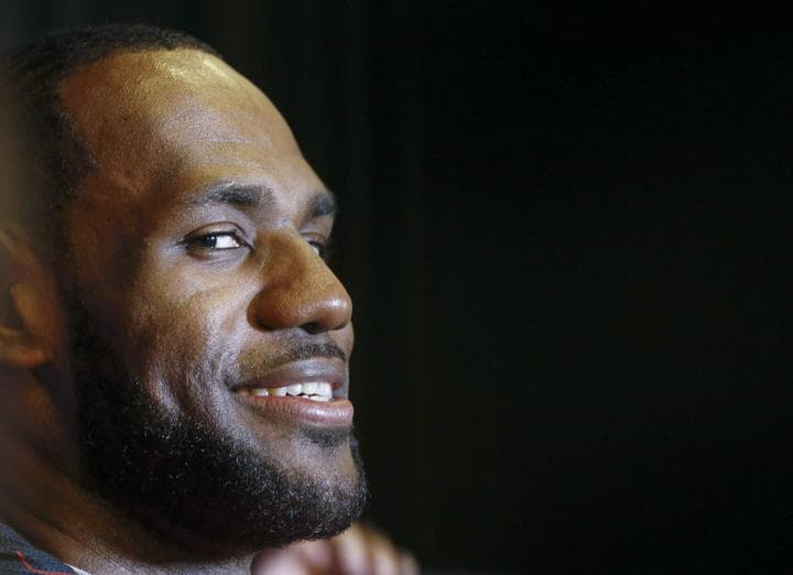 James se probó durante la práctica una nueva máscara protectora que planea utilizar el jueves cuando el Heat de Miami se enfrente a los Knicks de Nueva York. (Archivo)