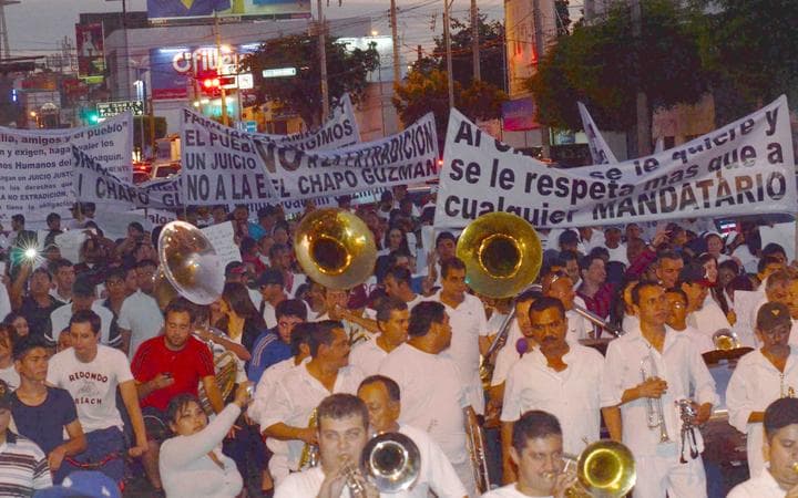 Manifestantes recorrieron las calles de Culiacán acompañados de bandas de música que interpretaban corridos dedicados al líder del cártel de Sinaloa. (El Universal)