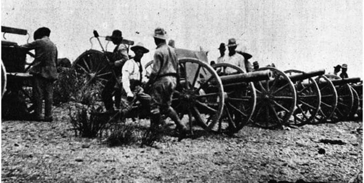 La artillería de la División del Norte va a ser factor determinante en la Batalla de La Laguna. Felipe Ángeles, el brillante artillero, va a destrozar las defensas federales para permitir el paso de la caballería y la infantería villistas.