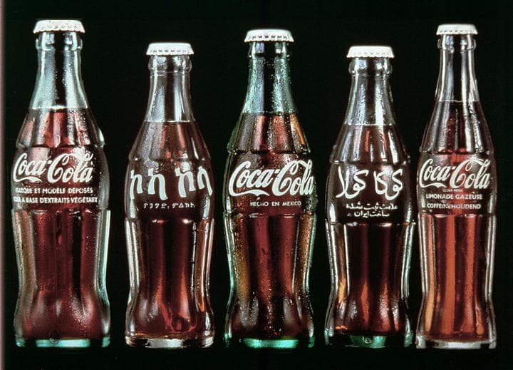 Un refresco puede contener decenas de cucharadas de azúcar. (Archivo)