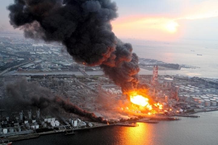 El edificio de contención que albergaba un depósito de acero con el reactor se vino abajo a causa de la explosión, que dejó una enorme columna de humo visible a decenas de kilómetros durante varias horas. (ARCHIVO)