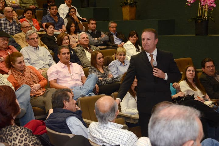 Charla. Gilberto Lozano ofreció ayer una conferencia en el auditori Elías Murra Marcos.