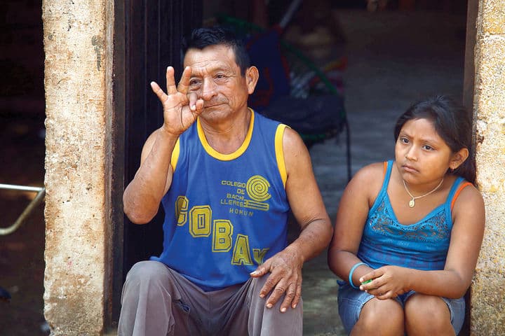 Auditivo. Con los dedos y palmas de sus manos han establecido los signos para comunicarse, sobre todo con los otros 250 habitantes que sí pueden hablar.