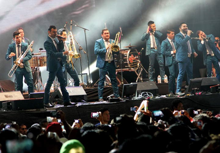 Los mexicanos salieron con traje azul metálico y corbata más oscura a las 22:57 tras los gritos de quienes los esperaban ansiosos. (Notimex)