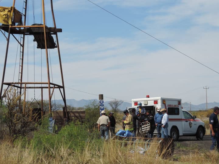 Incertidumbre. Rescatistas llegan al lugar con el apoyo de una ambulancia.
