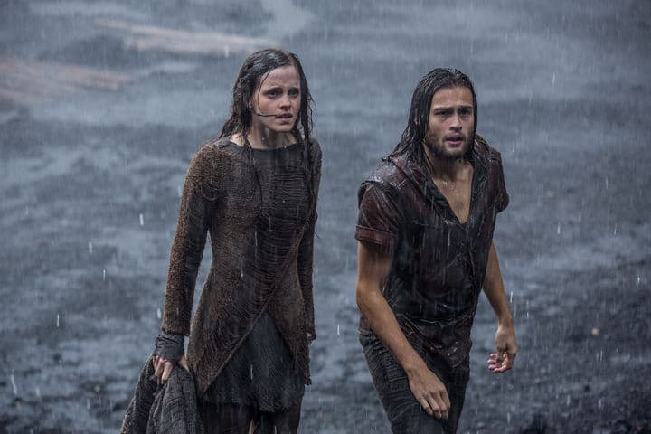 Escena. La actriz Emma Watson, izquierda, y Douglas Booth en una escena de Noé.
