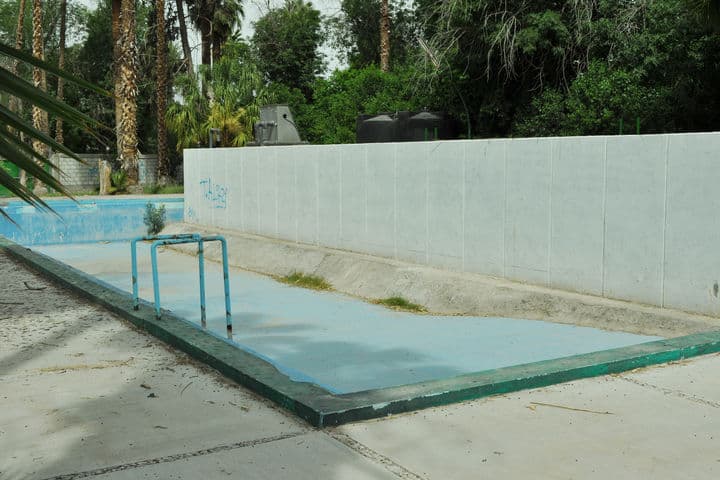 Instalan pared. Así luce ahora lo que fuera la alberca pública del Bosque Venustiano Carranza.