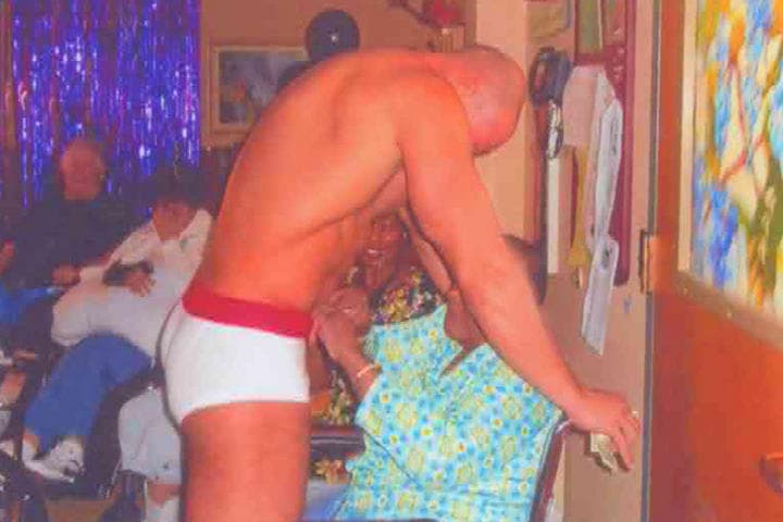 La señora Younglood fue fotografiada por empleados mientras bailaba con el musculoso bailarín. (ESPECIAL)