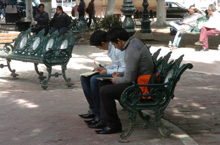Según la Encuesta Nacional de Ocupación y empleo (ENOE) del Inegi, estudiar una carrera brinda una ventaja salarial sobre no hacerlo y tener una profesión implica un ingreso mensual 95% mayor al de una persona que sólo estudió la preparatoria. (Archivo)