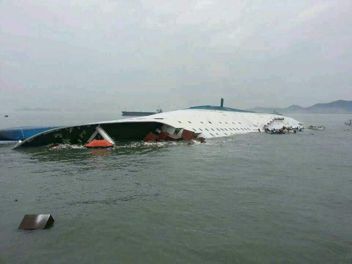 Casi 300 personas permanecen desaparecidas tras naufragar en Corea del Sur un barco de pasajeros. (EFE)