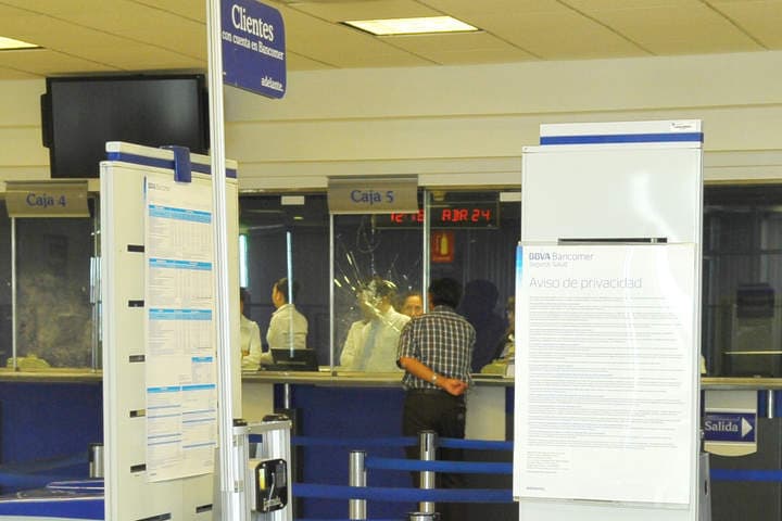 Violencia. Ayer se registró el séptimo asalto bancario del año en Torreón. El blanco ahora fue la sucursal Independencia de BBVA Bancomer, en donde los delincuentes agredieron a empleados y robaron a clientes, además de romper de un cachazo uno de los cristales.