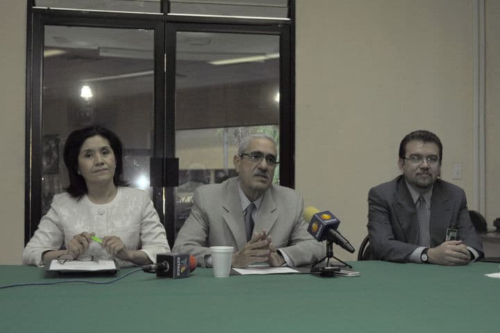 Oferta. El rector de la universidad, Yamil Darwich (centro) encabezó el informe de las nuevas opciones educativas.