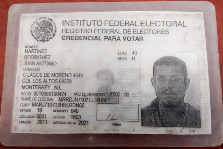Muere. Este credencial le fue encontrada entre sus pertenencias al hoy occiso.