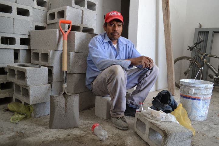 Comparte. En este día del albañil, Tomás Aldaba platica algo de lo que han sido 34 años de trabajo.