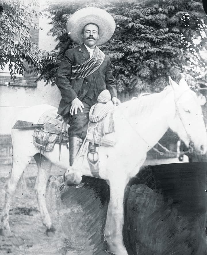 Después de insurreccionarse públicamente contra Madero y buscar adherirse a los 'colorados' en Chihuahua, Pancho Villa fue despreciado y perseguido por los propios orozquistas, como elemento indeseable para su causa.