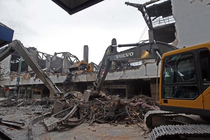  Los locatarios afectados por el incendio del pasado domingo en el Mercado Corona de Guadalajara serán reubicados mientras concluyen los trabajos de reconstrucción. (Notimex) 
