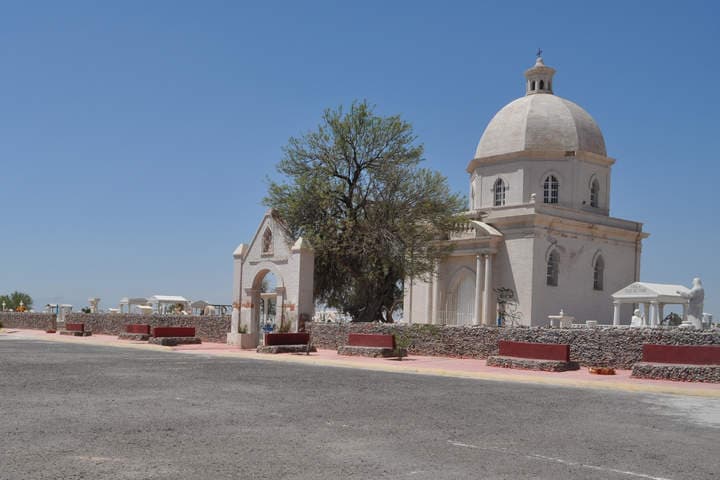 La dirección de Servicios Públicos se ha hecho cargo de los trabajos de limpieza del Panteón Municipal de Matamoros. (Archivo)