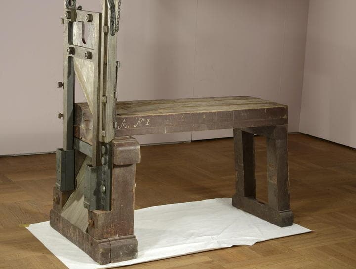 La guillotina se convirtió habitual en Francia desde abril de 1792, cuando fue usada por primera vez, hasta el año de 1977, tan sólo tres años antes de que la pena de muerte fuera abolida en el país y se prohibiera de forma tajante su uso. (ARCHIVO)
