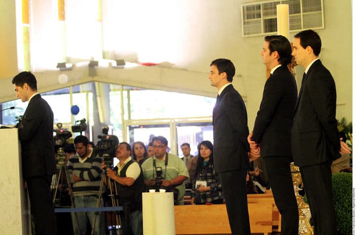 Honor. Enrique Peña Nieto montó una Guardia de Honor ante los restos del empresario Lorenzo Zambrano. (NOTIMEX)