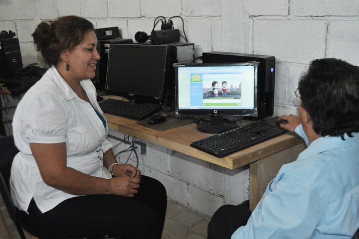 De estreno. Para ofrecer el catecismo en línea se cuenta con 12 computadoras en la parroquia.