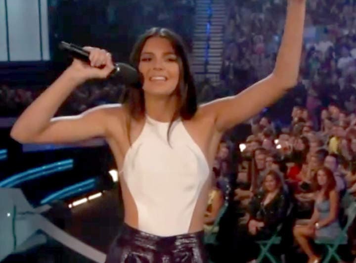 Kendall Jenner no pudo leer bien en teleprompter y no pudo controlar sus nervios durante la ceremonia de los premios Billboard. (YouTube)