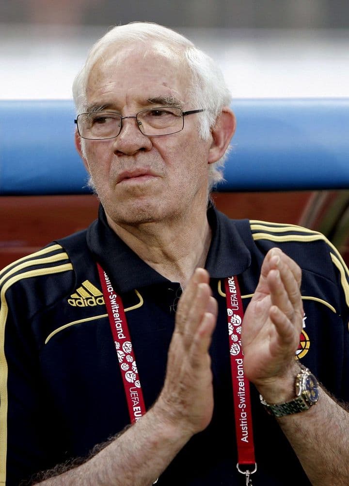 Luis Aragonés fue jugador y entrenador de los colchoneros, con los que ganó múltiples trofeos. (EFE) Atlético homenajea a Luis Aragonés