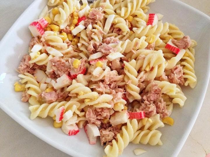Ensalada de pasta con atún, maíz, surimi y huevo