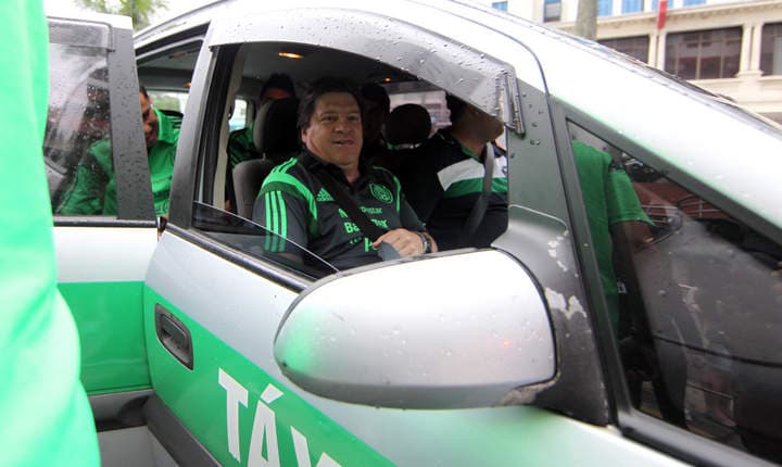 Los jugadores de la Selección mexicana tuvieron que trasladarse en taxi al entrenamiento por falla en su autobús. (Notimex)