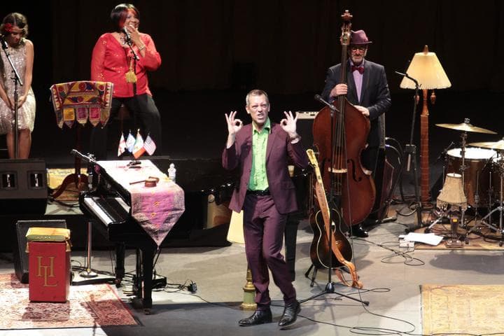 Hugh Laurie se ganó a los mexicanos con su música y buen humor. (Notimex)