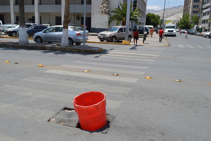 Riesgo de accidente. La tapa dañada de la alcantarilla se ubica en el cruce de la calle Ramón Corona y avenida Morelos.