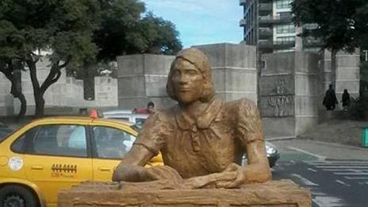 La figura resultó dañada durante una protesta y así quedó tras la restauración. (ESPECIAL)