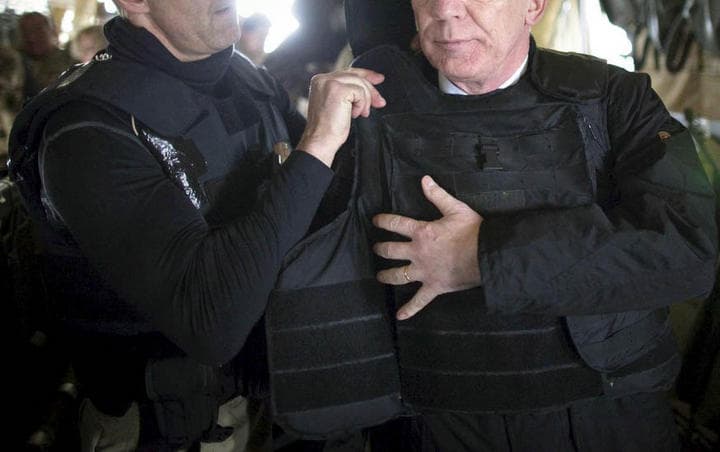 El Kevlar es una fibra de alto rendimiento, cinco veces más resistente que el acero en igualdad de peso, que desde su salida al mercado en 1965 ha sido muy utilizada por los cuerpos de seguridad y el ejército, especialmente en la fabricación de chalecos antibalas y contra ataques con arma blanca. (ARCHIVO)