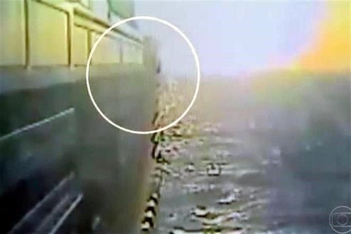 La Policía brasileña divulgó un video de seguridad del salto que Jorge Alberto López Amores realizó desde un crucero en Brasil.