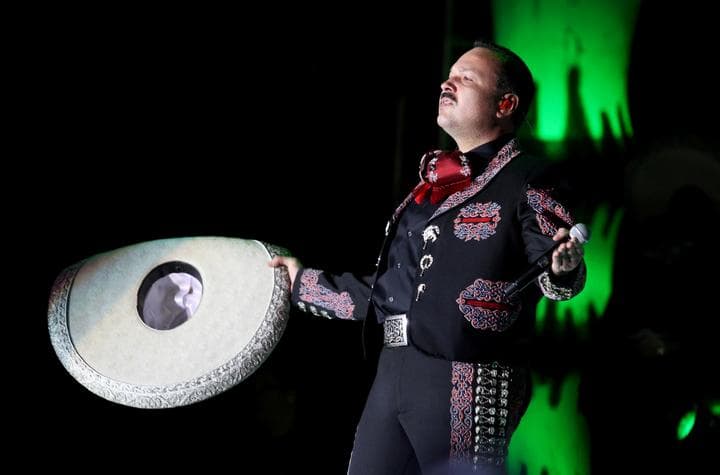Pepe Aguilar ofreció un espectáculo musical revolucionario pero también cantó sus éxitos románticos. (Archivo)