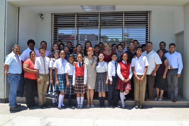 Destacan. Maestros, los 9 alumnos ganadores de escuelas públicas laguneras este año en la Olimpiada del Conocimiento y sus padres.