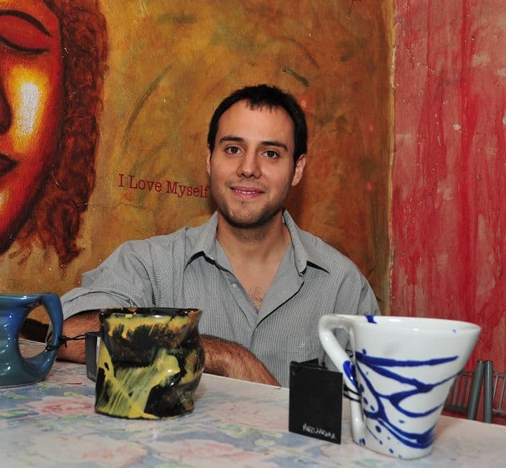 Original. El artista mexicano Mario Zarza Zárraga, le da toque a 333 tazas; y las convierte en piezas de arte únicas y originales. (CORTESÍA)