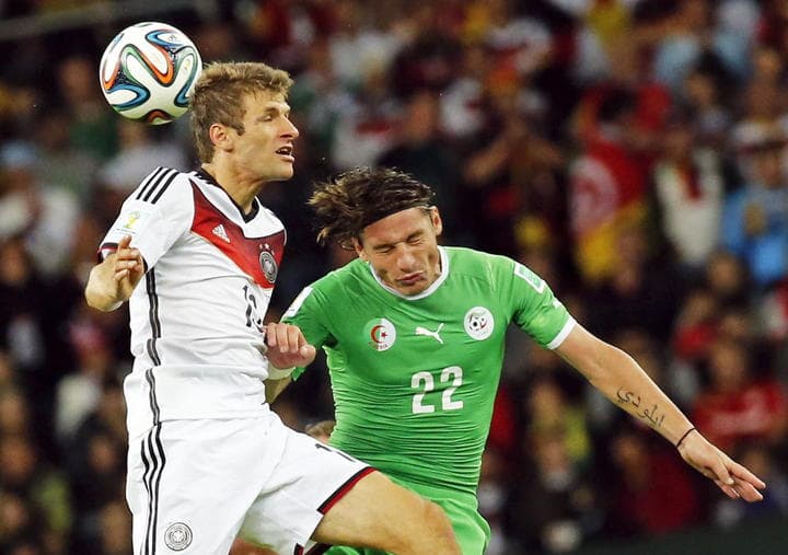 El jugador alemán sufrió ese lunes una inesperada caída al cobrarse una falta en el partido de Alemania contra Argelia. (EFE)