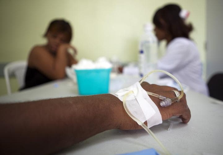 Ambas enfermedades, dengue y chikungunya originan los mismos síntomas en la persona, salvo que el segundo se puede distinguir por dolores muy fuertes en articulaciones, principalmente en manos y pies. (Archivo)