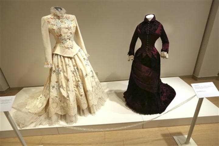 Más de 40 trajes de novia, confeccionados entre 1844 y el año pasado, se incluyen en la muestra gratuita que abrió el fin de semana en Denton, Texas. (AP)