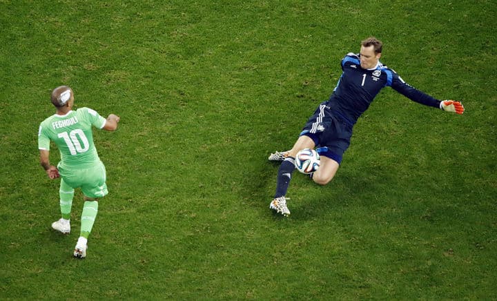 El portero alemán tuvo salidas claves contra Argelia en octavos. Manuel Neuer, el portero que funciona como defensa