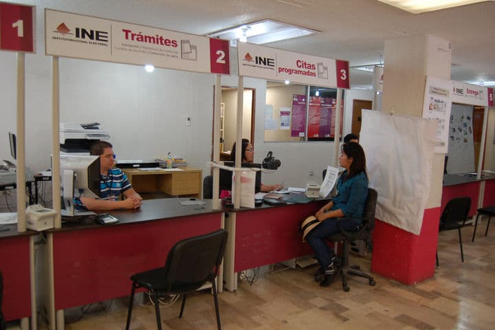 A renovar. Las credenciales del INE con terminación 09 y 12 ya no son válidas para votar, hacer trámites o como identificación; los ciudadanos deben acudir a los módulos a solicitar la renovación.