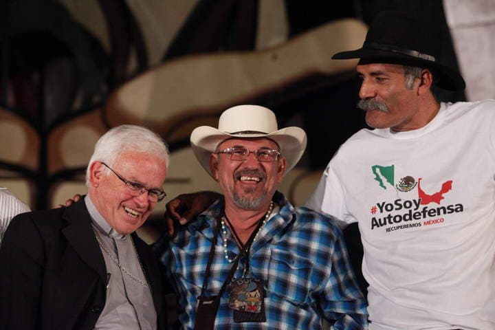 Pasado. Imagen de tiempos felices entre Mora (centro) y Mireles (derecha) acompañados por el obispo Raúl Vera.