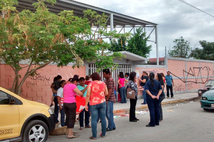 Molestia. Un numeroso grupo de padres de familia, exigen la salida de la maestra Isabel Salazar.