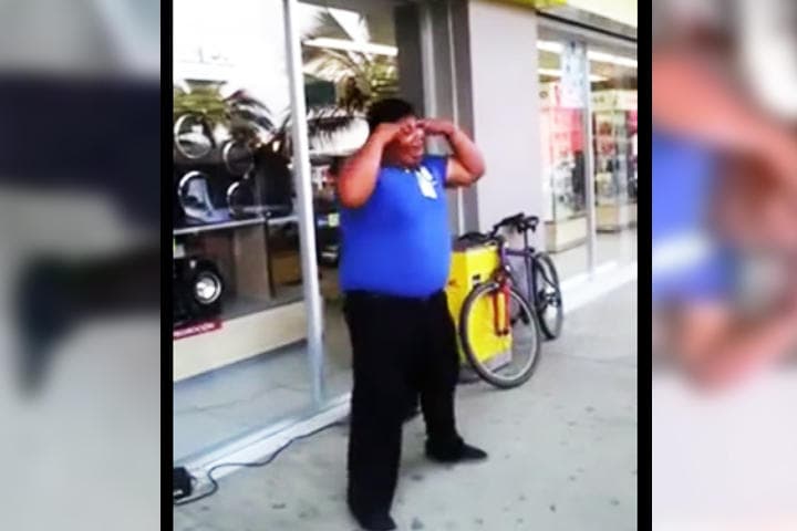 El chico sin pena alguna se avienta unos fascinantes pasos de baile al ritmo del 'serrucho'. (YouTube)