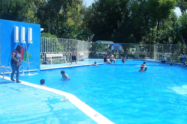 Alberca. Por la temporada vacacional, encargados de la alberca del parque Morelos comentan que se ha registrado mayor afluencia.