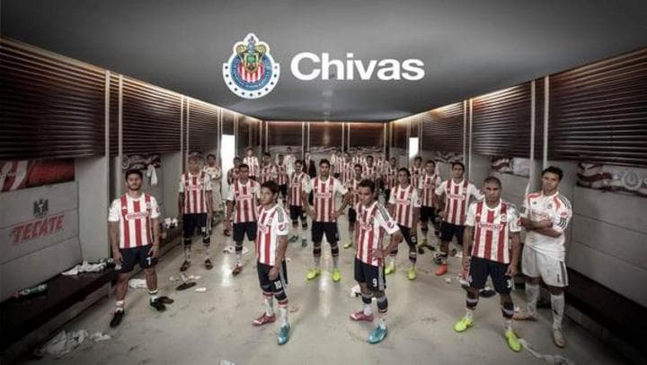 El plantel de Chivas de Guadalajara se tomó la foto oficial para el Torneo de Apertura 2014 y lo hizo en el vestidor de su estadio. (Twitter)