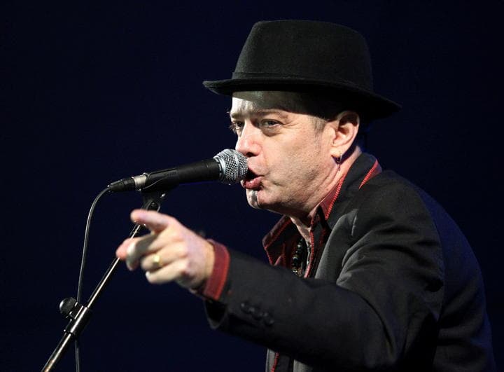 El músico español Santiago Auserón, quien formó parte de la legendaria banda Radio Futura y además publica artículos sobre música, celebra este viernes 60 años, con su gira 2014 y su presentación en el marco del Séptimo Festival Nocturno de Moratalla, en Murcia, España. (ARCHIVO)
