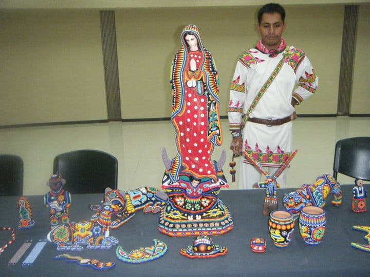 Artesanías. Indígenas huicholes provenientes de la Sierra Madre Occidental exhibieron sus obras en el centro de convenciones. 