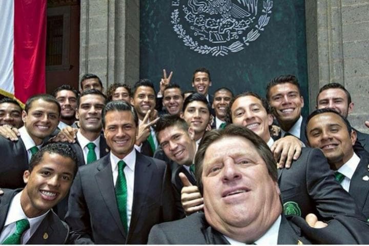 Miguel Herrera, los jugadores de la selección y el presidente Enrique Peña Nieto protagonizaron uno de los 'selfies' más famosos en lo que va de este 2014. (INTERNET)